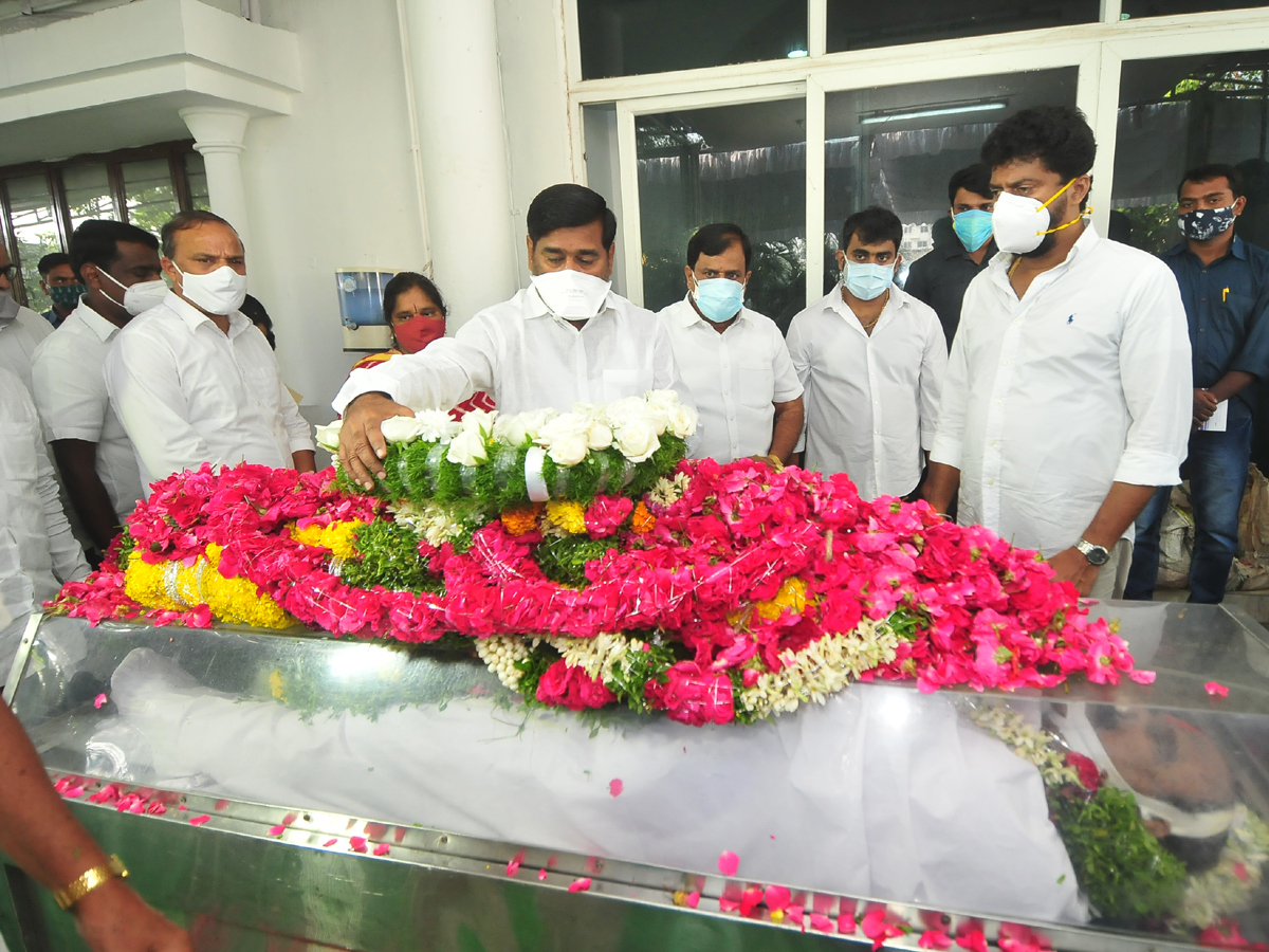 Former Home Minister Nayani Narasimha Reddy Funeral Completed at Maha Prasthanam - Sakshi52