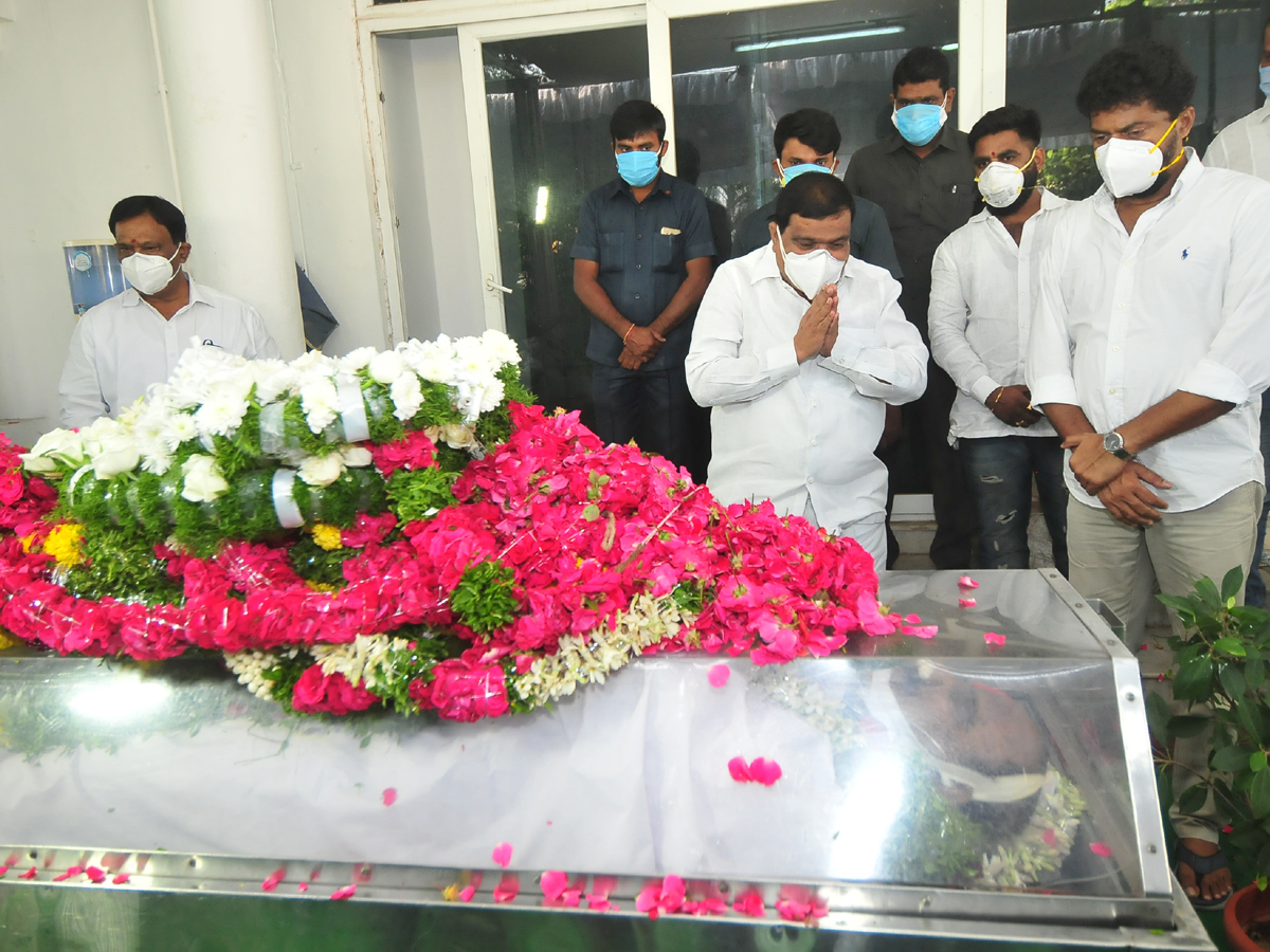 Former Home Minister Nayani Narasimha Reddy Funeral Completed at Maha Prasthanam - Sakshi53