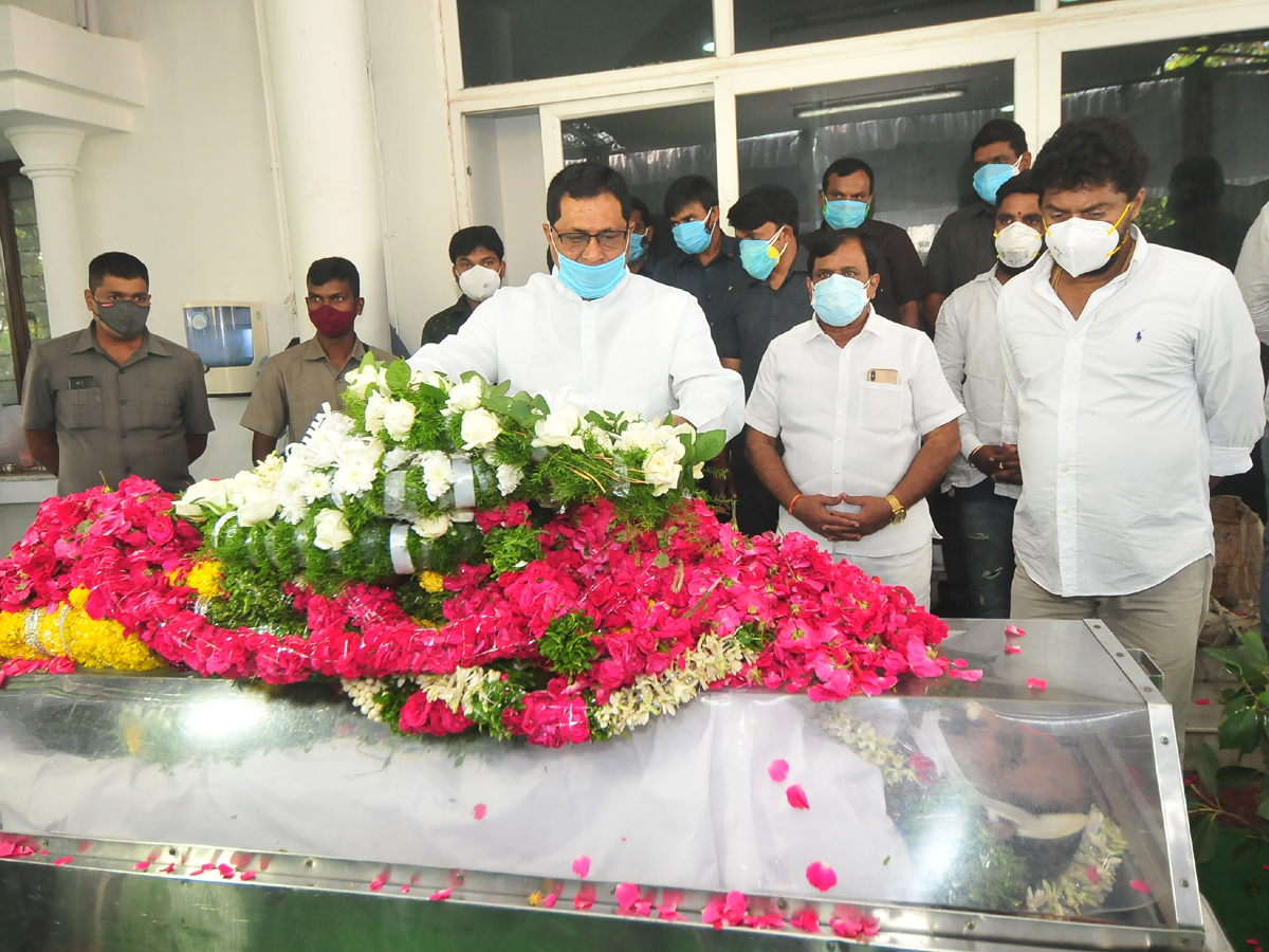 Former Home Minister Nayani Narasimha Reddy Funeral Completed at Maha Prasthanam - Sakshi54