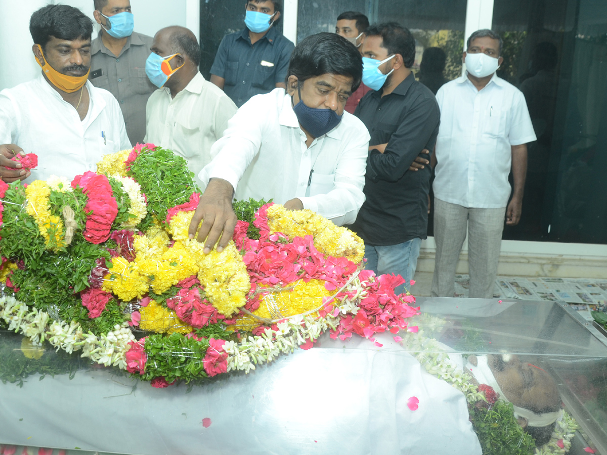 Former Home Minister Nayani Narasimha Reddy Funeral Completed at Maha Prasthanam - Sakshi55