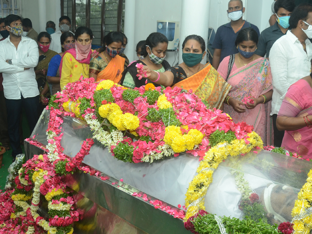 Former Home Minister Nayani Narasimha Reddy Funeral Completed at Maha Prasthanam - Sakshi57