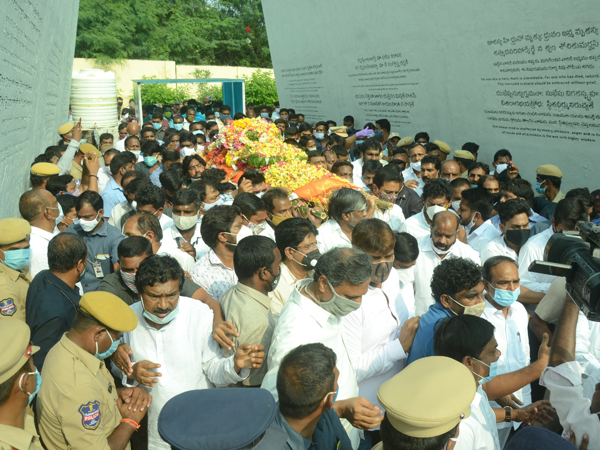 Former Home Minister Nayani Narasimha Reddy Funeral Completed at Maha Prasthanam - Sakshi60