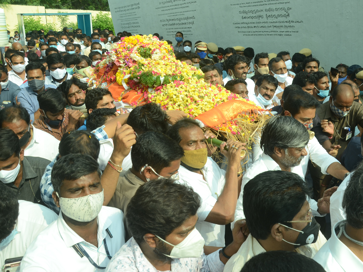 Former Home Minister Nayani Narasimha Reddy Funeral Completed at Maha Prasthanam - Sakshi61