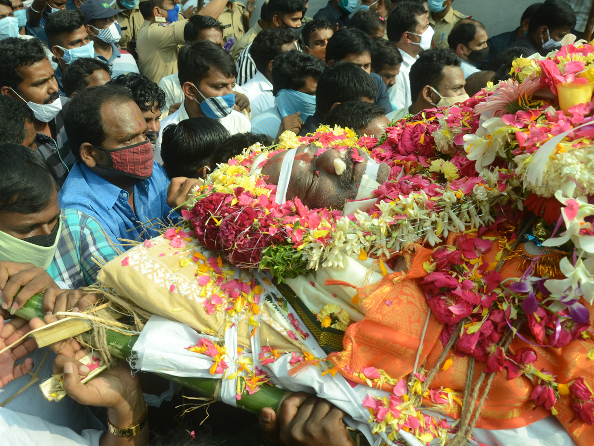 Former Home Minister Nayani Narasimha Reddy Funeral Completed at Maha Prasthanam - Sakshi62