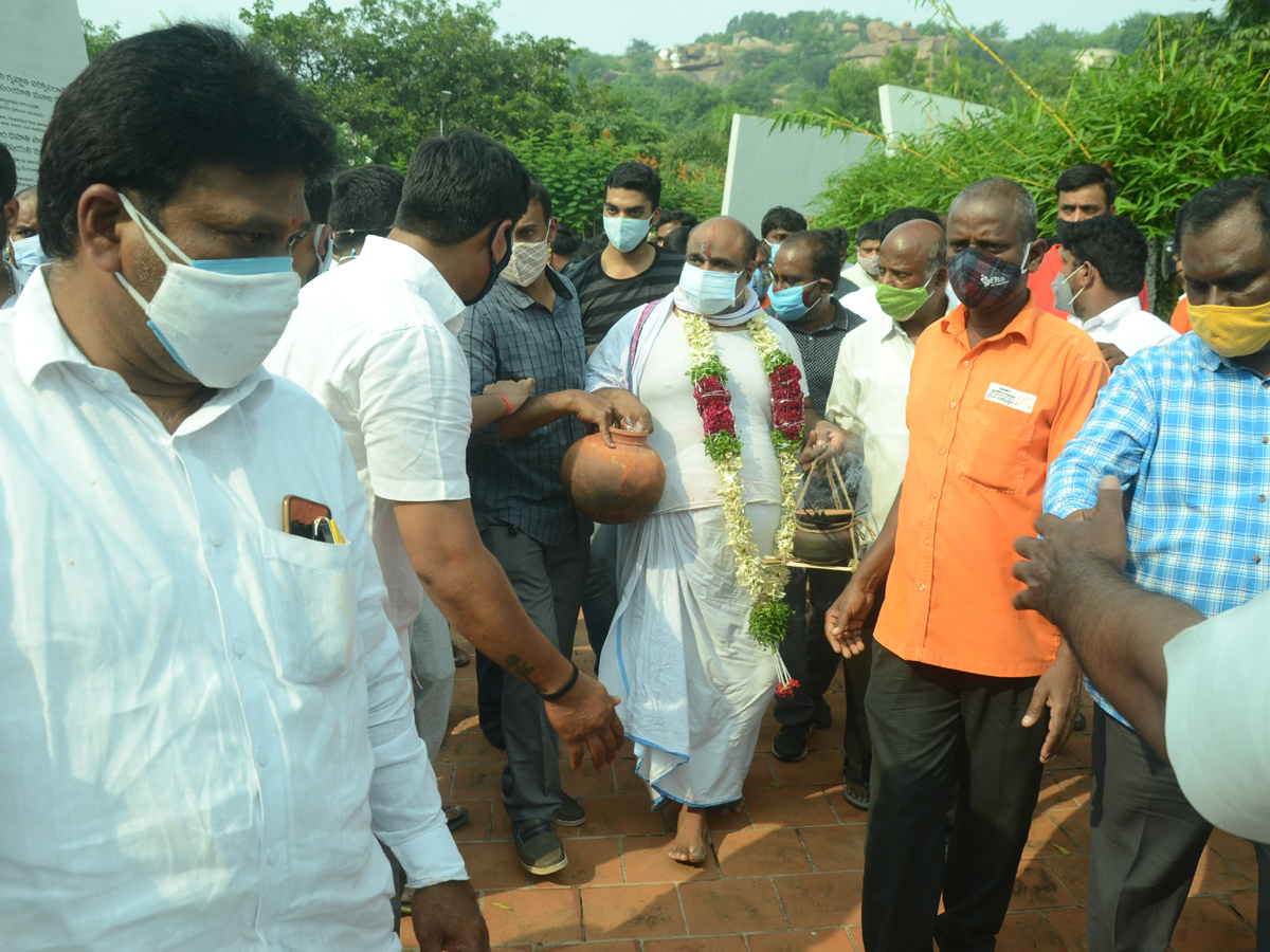 Former Home Minister Nayani Narasimha Reddy Funeral Completed at Maha Prasthanam - Sakshi63