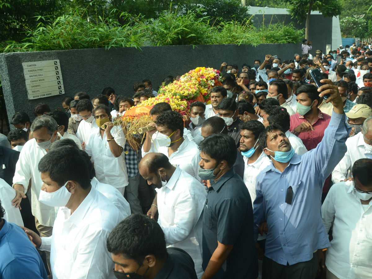 Former Home Minister Nayani Narasimha Reddy Funeral Completed at Maha Prasthanam - Sakshi64