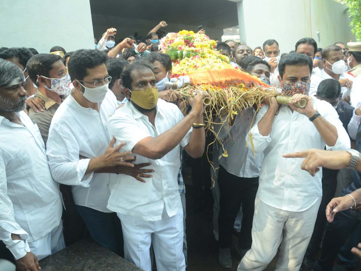 Former Home Minister Nayani Narasimha Reddy Funeral Completed at Maha Prasthanam - Sakshi65