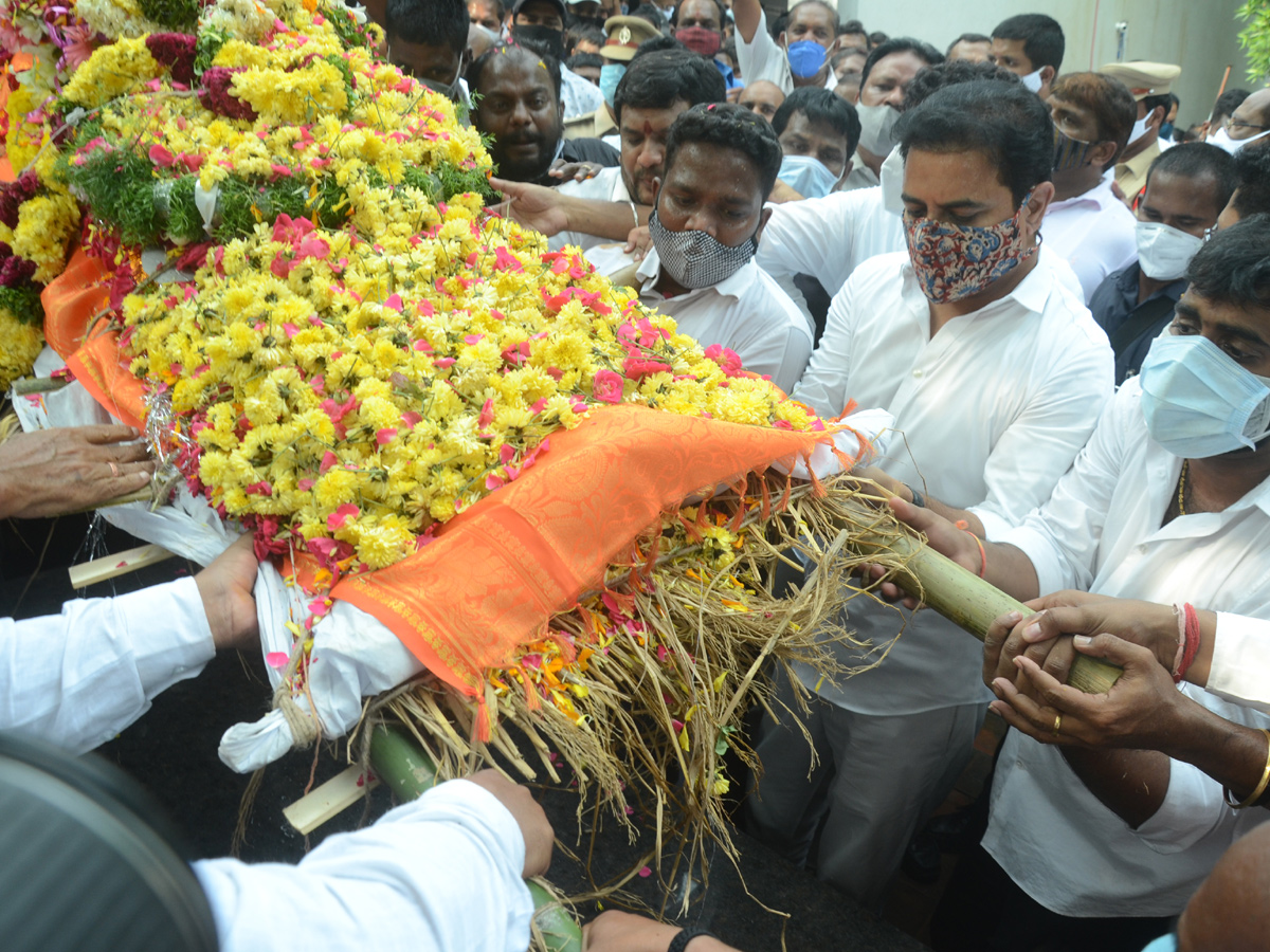 Former Home Minister Nayani Narasimha Reddy Funeral Completed at Maha Prasthanam - Sakshi66