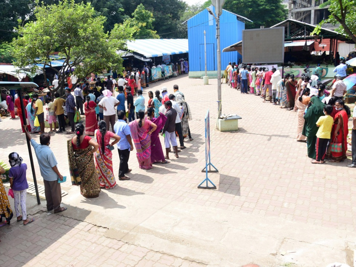 Huge Queue Lines For Subsidized Onions In Rythu Bazaars In Andhra Pradesh Photo Gallery - Sakshi2