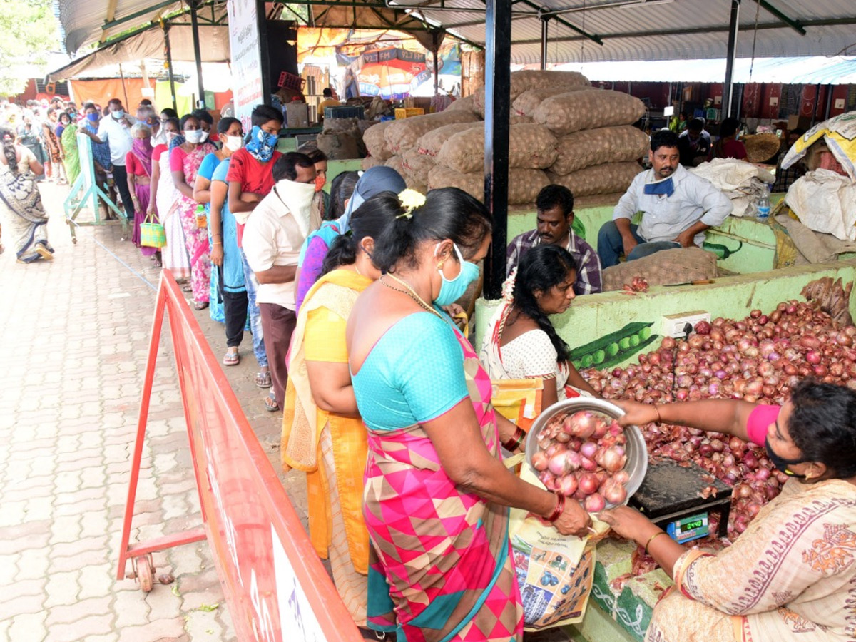 Huge Queue Lines For Subsidized Onions In Rythu Bazaars In Andhra Pradesh Photo Gallery - Sakshi1