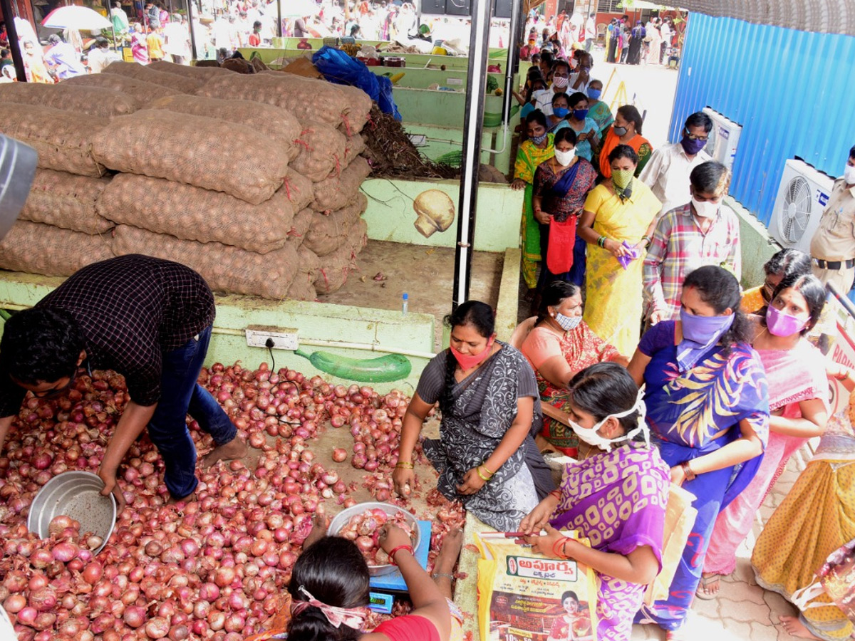 Huge Queue Lines For Subsidized Onions In Rythu Bazaars In Andhra Pradesh Photo Gallery - Sakshi12