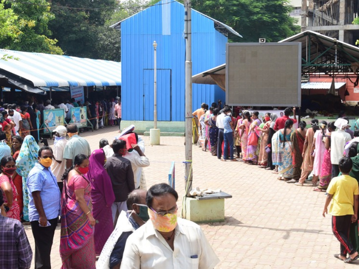 Huge Queue Lines For Subsidized Onions In Rythu Bazaars In Andhra Pradesh Photo Gallery - Sakshi3