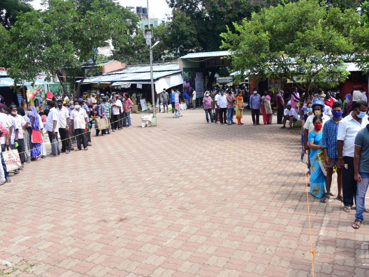 Huge Queue Lines For Subsidized Onions In Rythu Bazaars In Andhra Pradesh Photo Gallery - Sakshi4