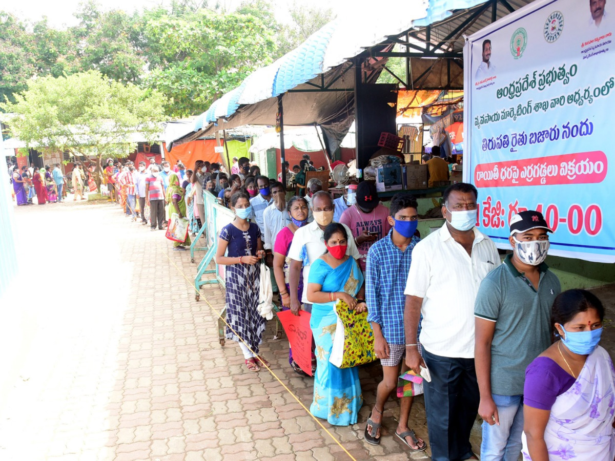 Huge Queue Lines For Subsidized Onions In Rythu Bazaars In Andhra Pradesh Photo Gallery - Sakshi5