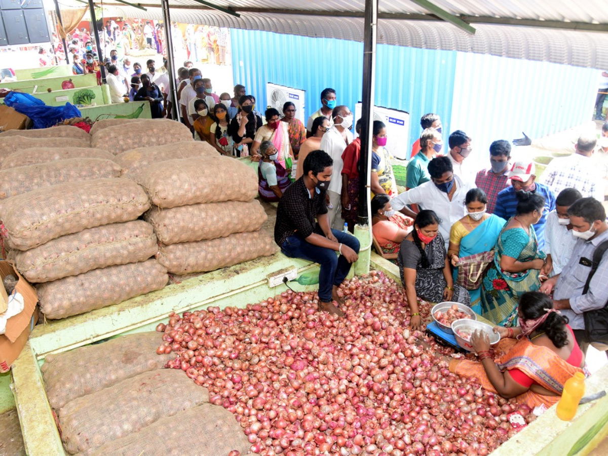 Huge Queue Lines For Subsidized Onions In Rythu Bazaars In Andhra Pradesh Photo Gallery - Sakshi6