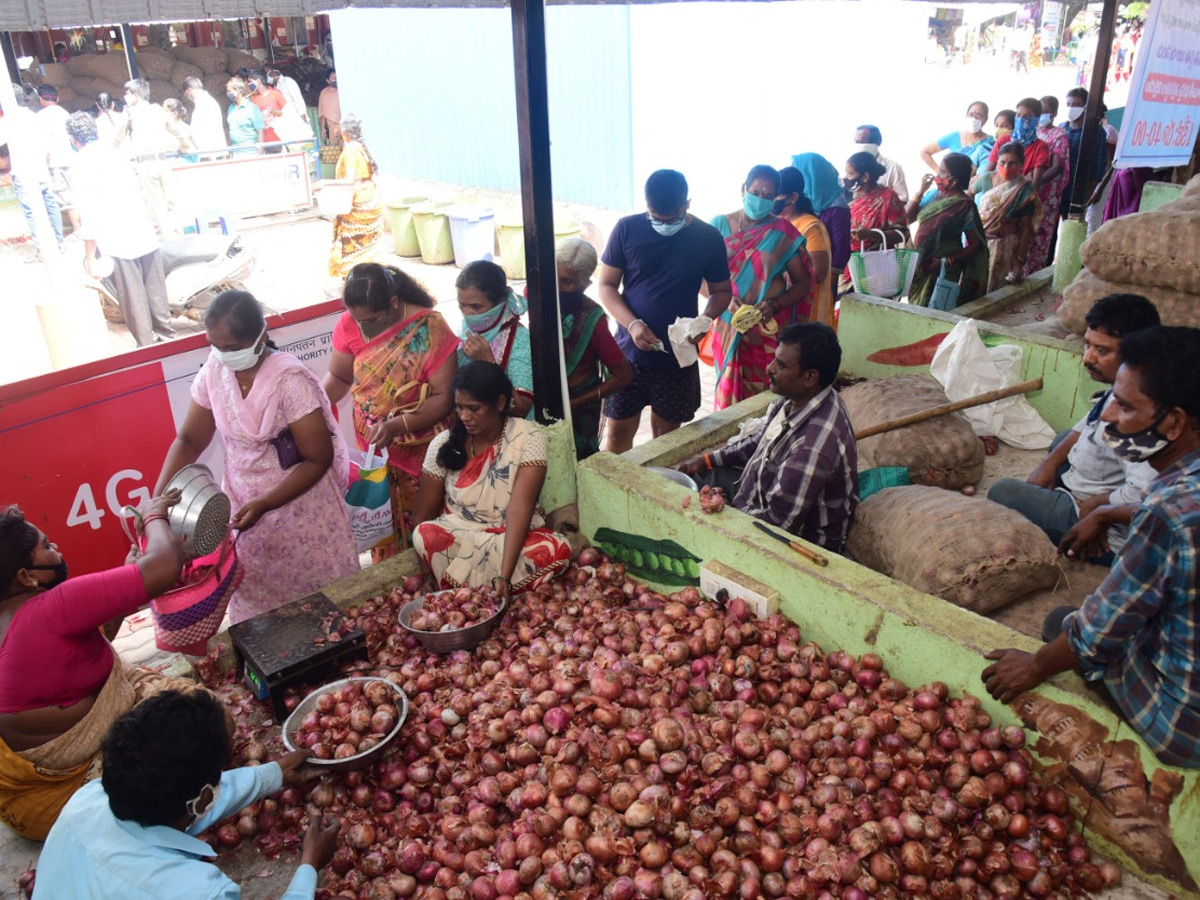 Huge Queue Lines For Subsidized Onions In Rythu Bazaars In Andhra Pradesh Photo Gallery - Sakshi7