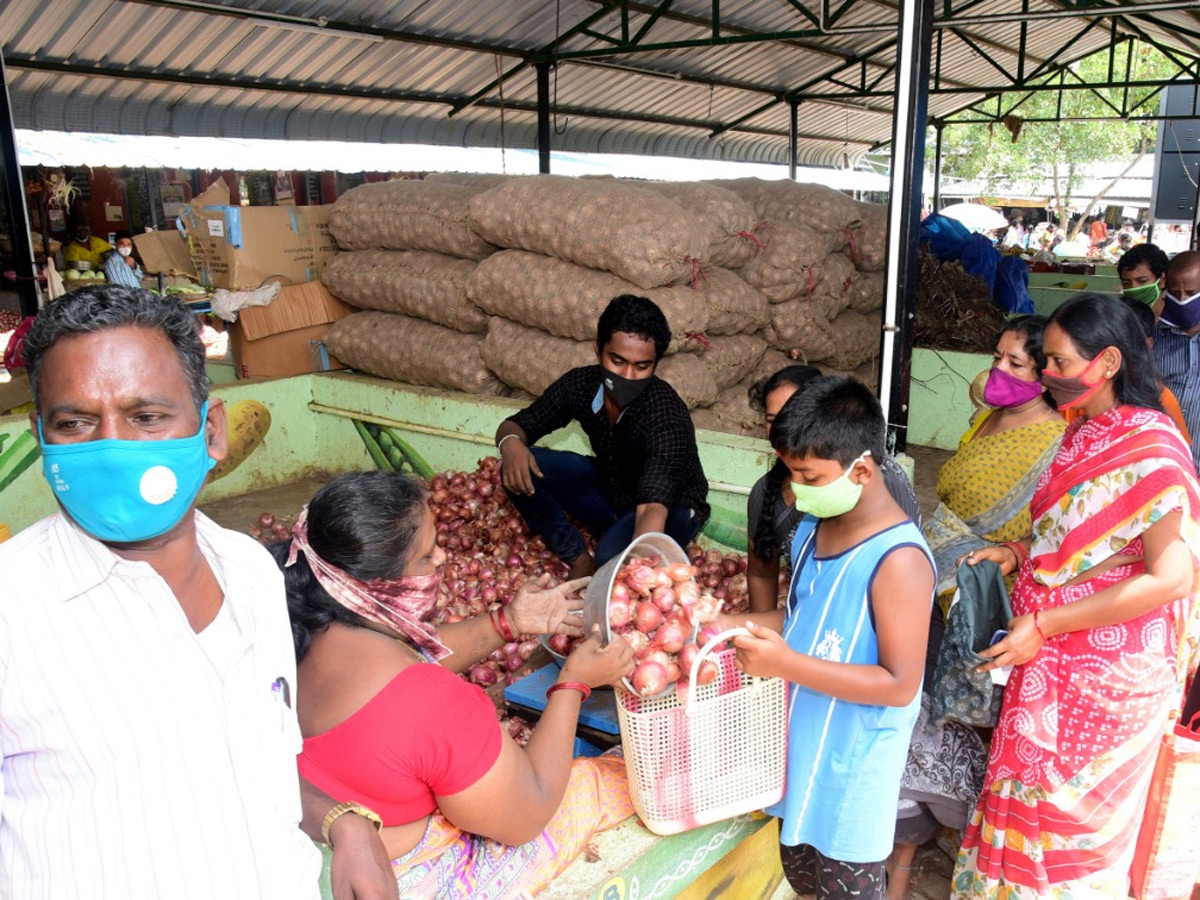 Huge Queue Lines For Subsidized Onions In Rythu Bazaars In Andhra Pradesh Photo Gallery - Sakshi8