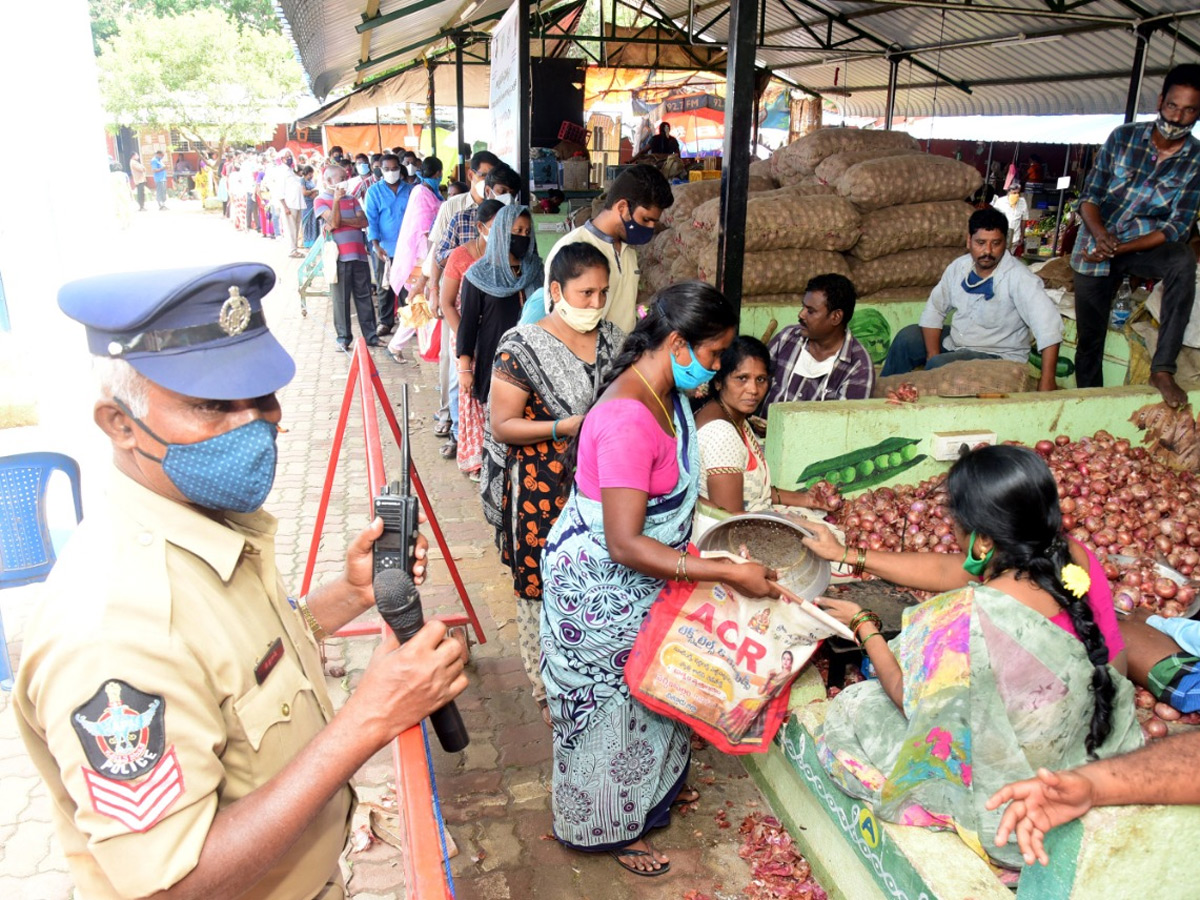 Huge Queue Lines For Subsidized Onions In Rythu Bazaars In Andhra Pradesh Photo Gallery - Sakshi9