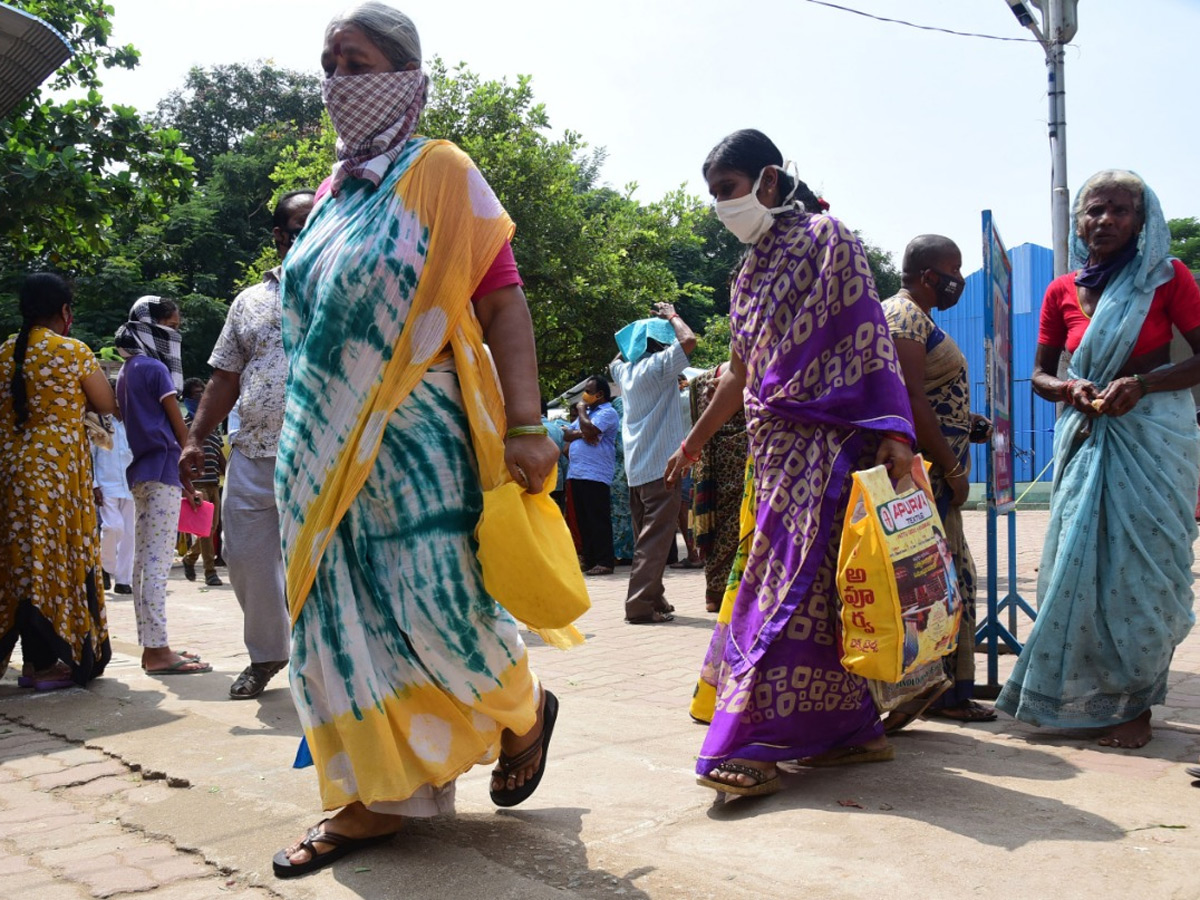 Huge Queue Lines For Subsidized Onions In Rythu Bazaars In Andhra Pradesh Photo Gallery - Sakshi10