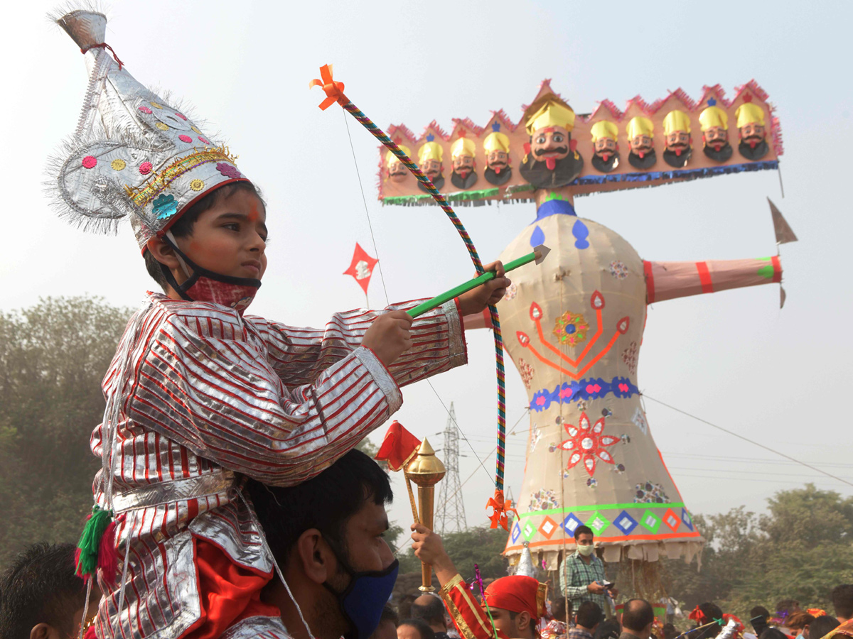 Ravana Dahan in Dussehra celebrations Photo Gallery - Sakshi4