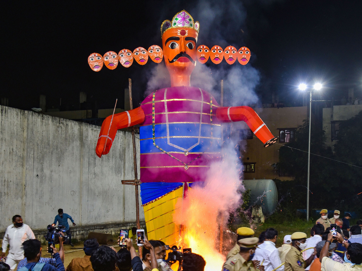 Ravana Dahan in Dussehra celebrations Photo Gallery - Sakshi5