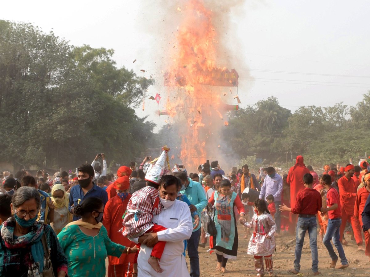 Ravana Dahan in Dussehra celebrations Photo Gallery - Sakshi9