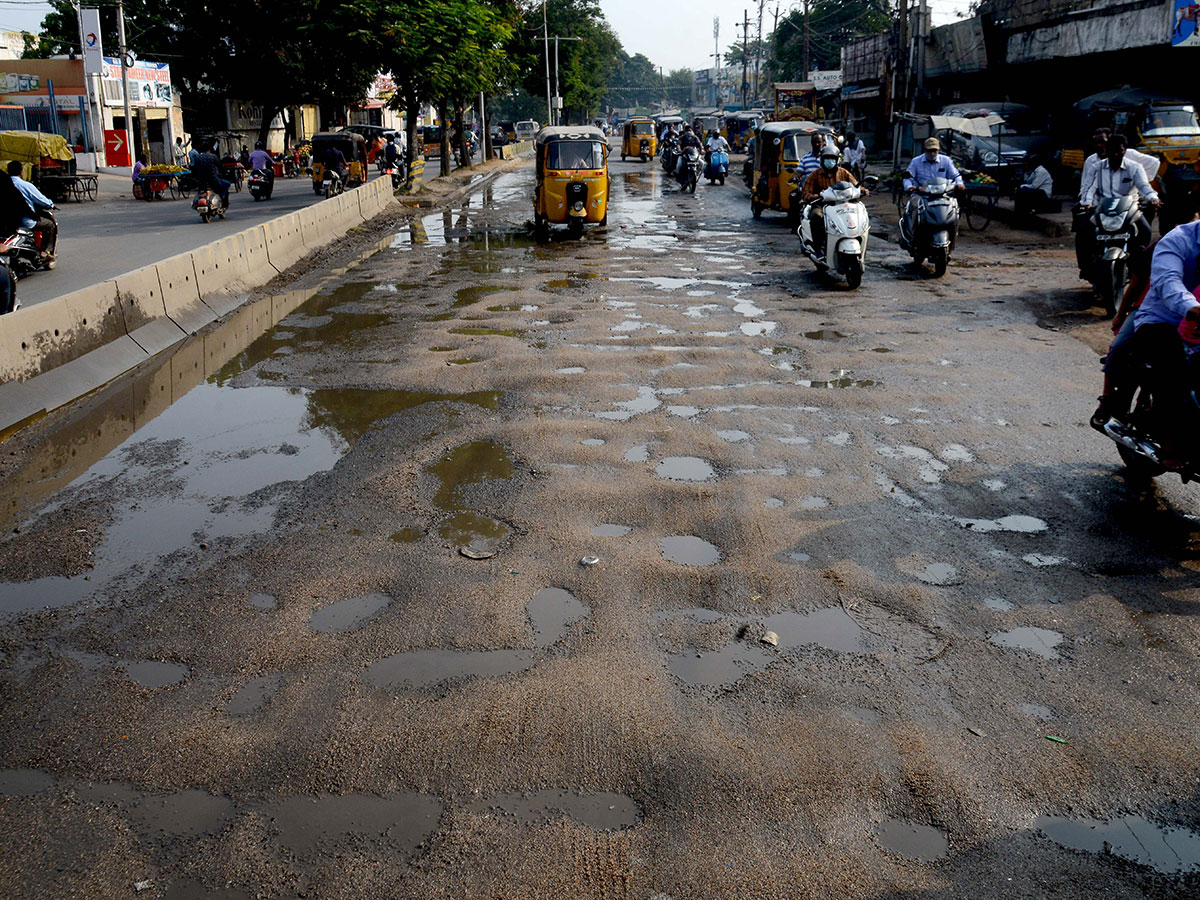 Heavy rains pound Hyderabad photo gallery - Sakshi13