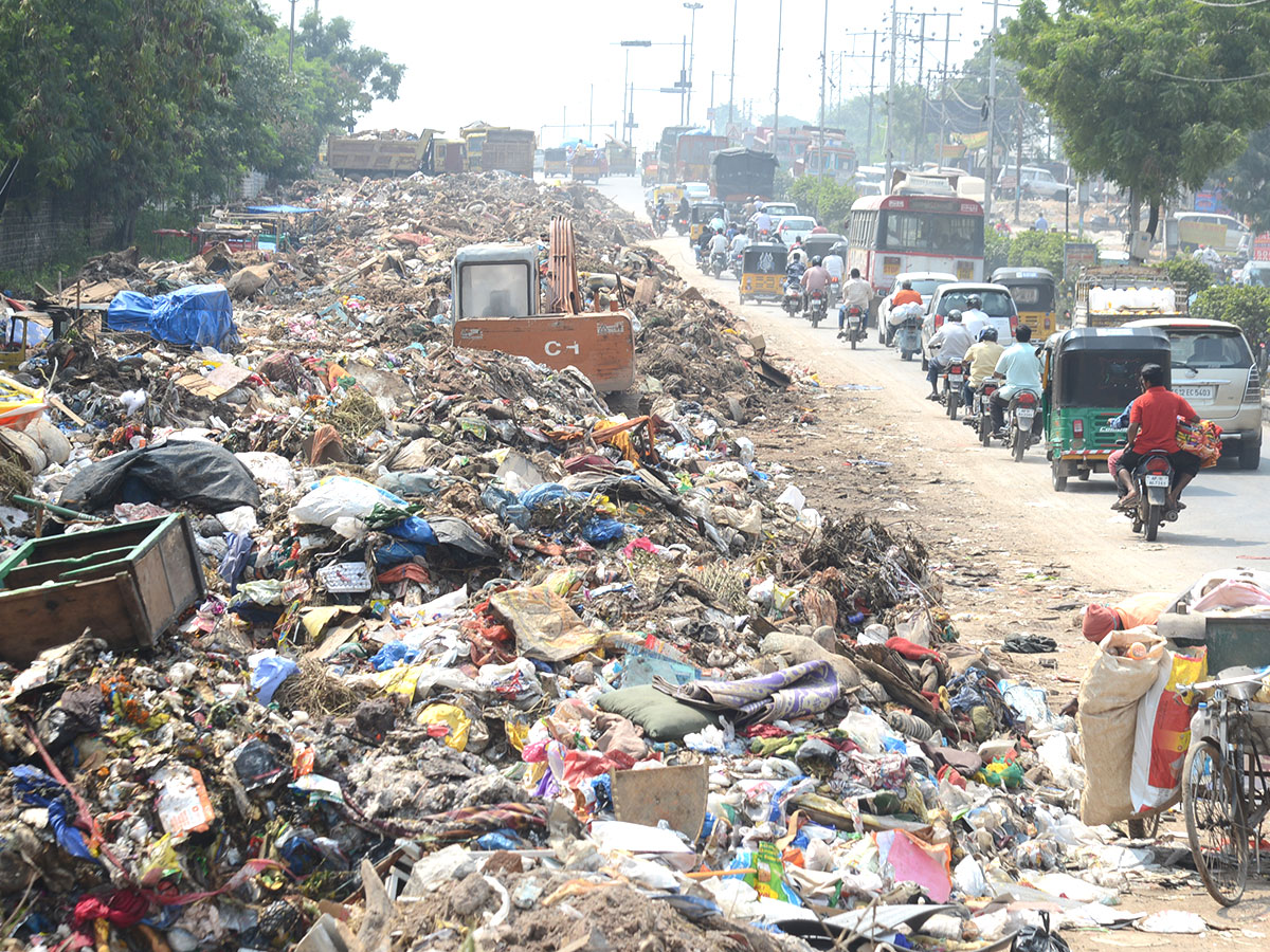 Heavy rains pound Hyderabad photo gallery - Sakshi17