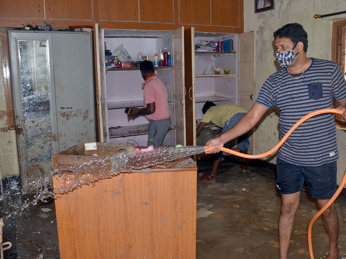 Heavy rains pound Hyderabad photo gallery - Sakshi30