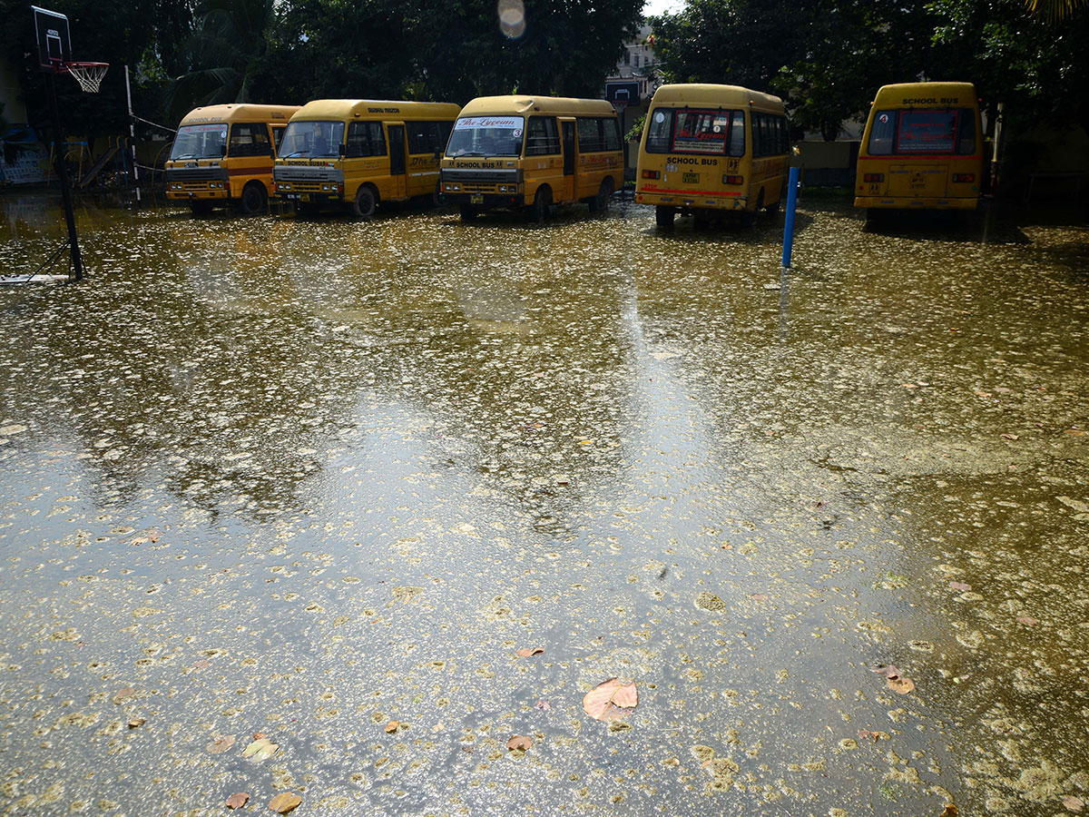 Heavy rains pound Hyderabad photo gallery - Sakshi43