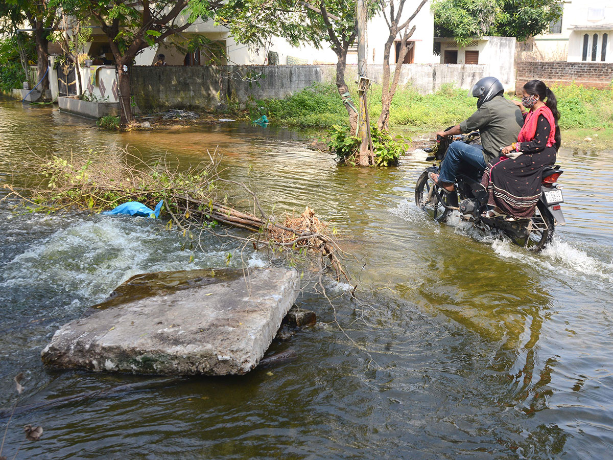 Heavy rains pound Hyderabad photo gallery - Sakshi47