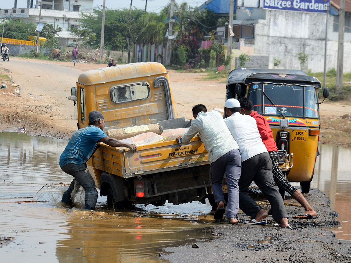 Heavy rains pound Hyderabad photo gallery - Sakshi59