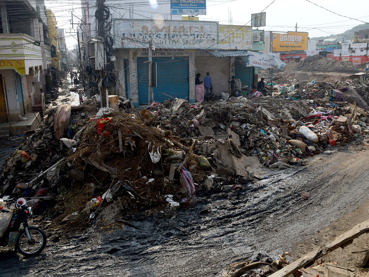 Heavy rains pound Hyderabad photo gallery - Sakshi71