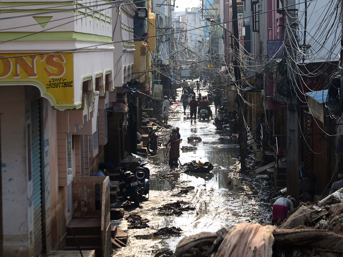 Heavy rains pound Hyderabad photo gallery - Sakshi72