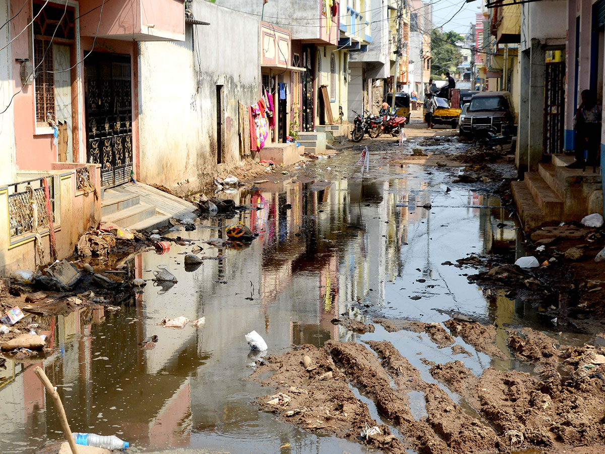 Heavy rains pound Hyderabad photo gallery - Sakshi73