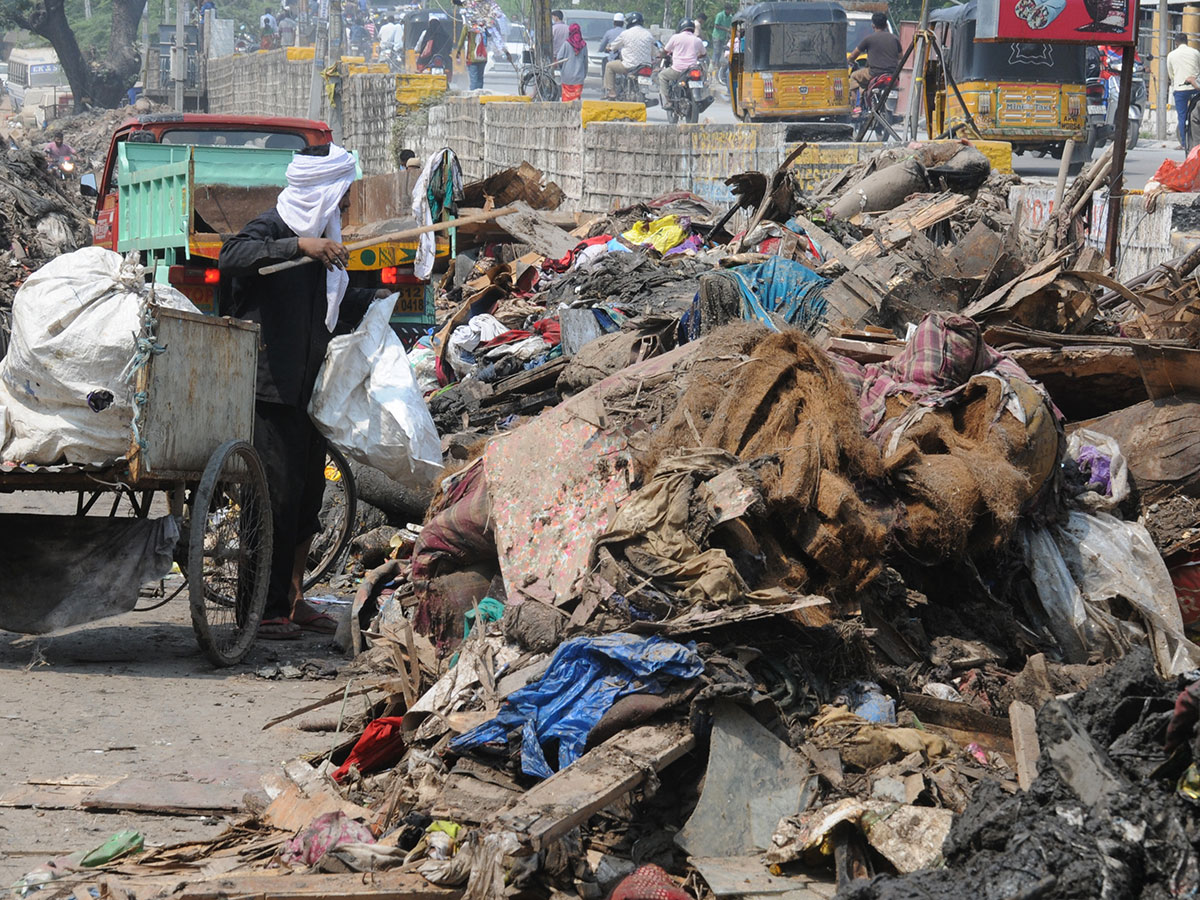 Heavy rains pound Hyderabad photo gallery - Sakshi85