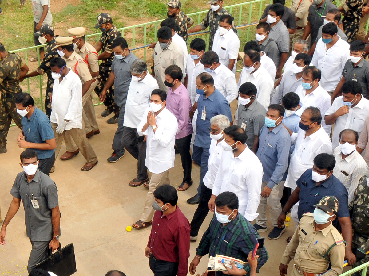 AP CM YS Jagans Father In Law EC Gangi Reddy Funeral Photo Gallery - Sakshi14