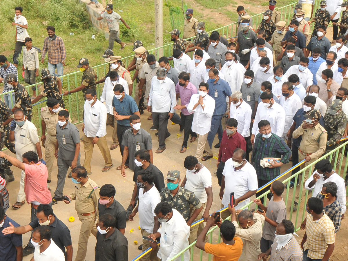 AP CM YS Jagans Father In Law EC Gangi Reddy Funeral Photo Gallery - Sakshi15