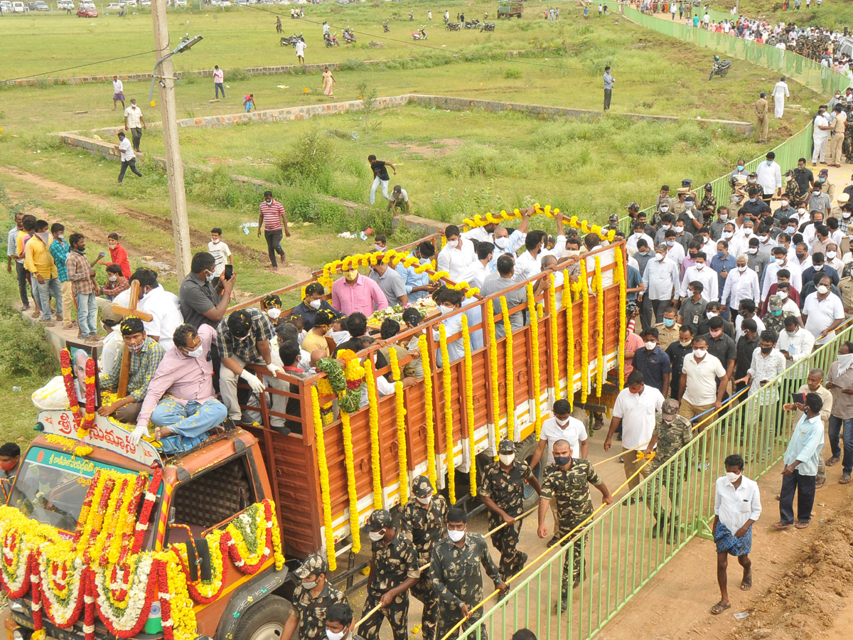 AP CM YS Jagans Father In Law EC Gangi Reddy Funeral Photo Gallery - Sakshi16