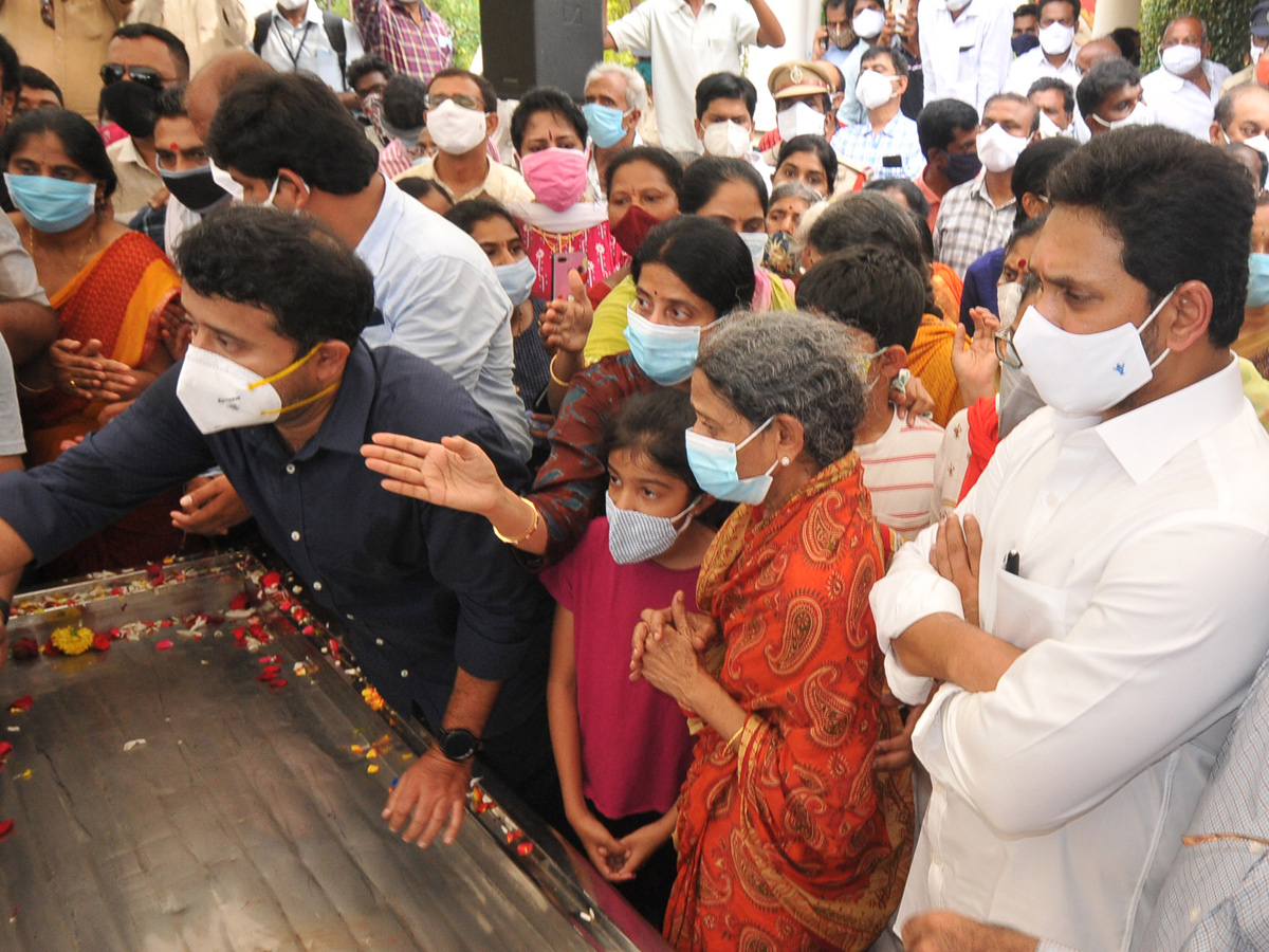 AP CM YS Jagans Father In Law EC Gangi Reddy Funeral Photo Gallery - Sakshi21