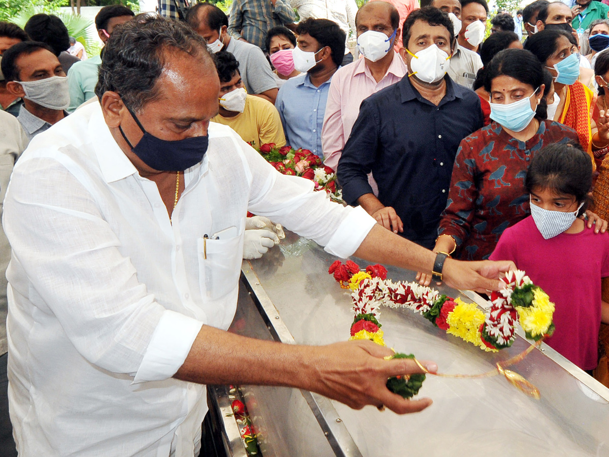 AP CM YS Jagans Father In Law EC Gangi Reddy Funeral Photo Gallery - Sakshi23