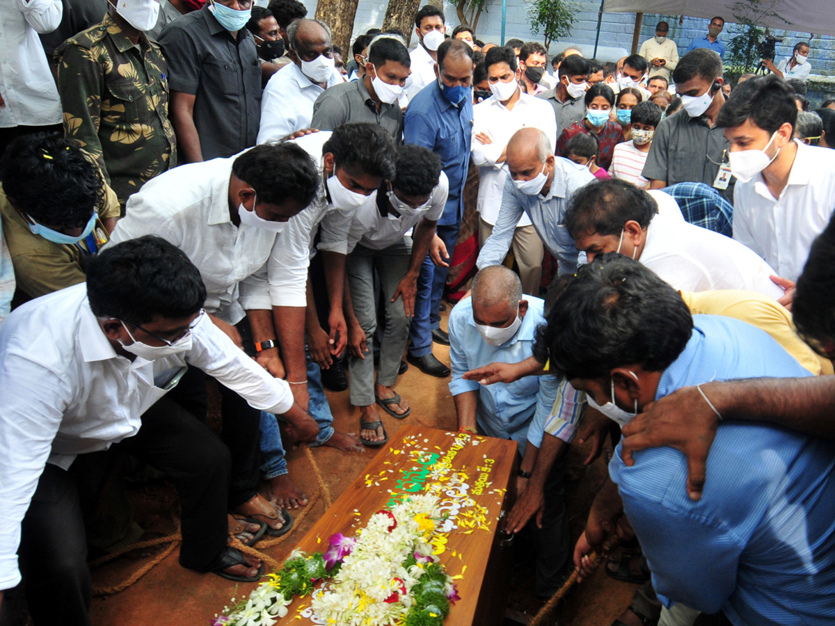 AP CM YS Jagans Father In Law EC Gangi Reddy Funeral Photo Gallery - Sakshi28