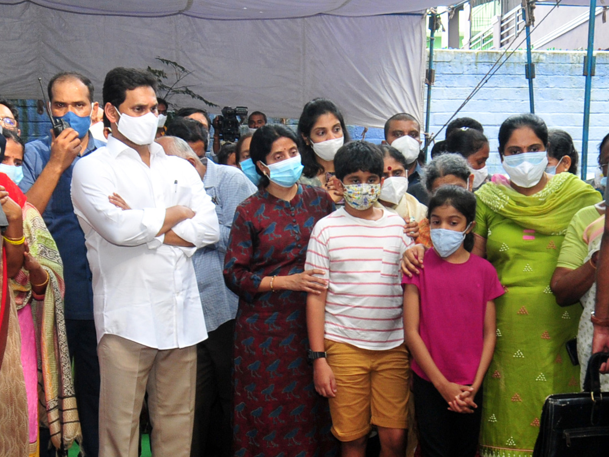 AP CM YS Jagans Father In Law EC Gangi Reddy Funeral Photo Gallery - Sakshi29