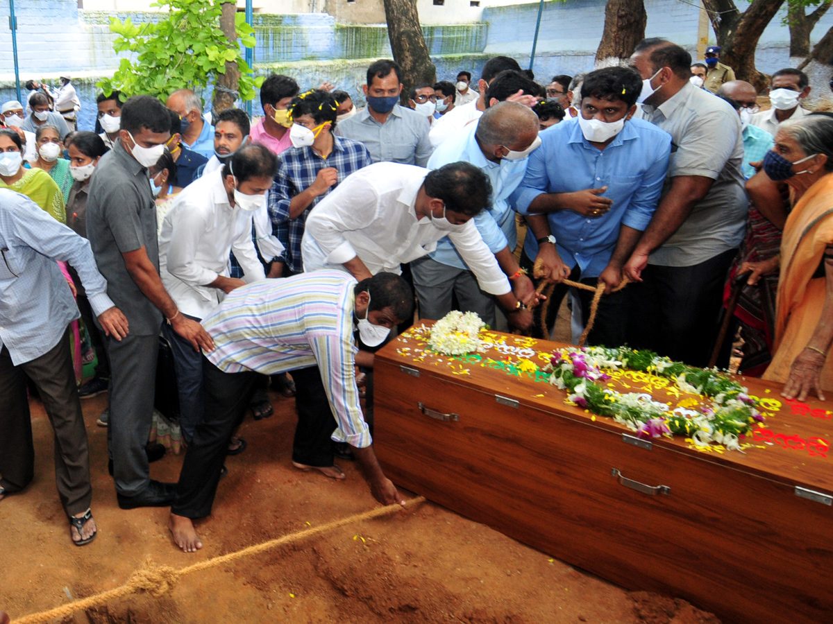 AP CM YS Jagans Father In Law EC Gangi Reddy Funeral Photo Gallery - Sakshi31