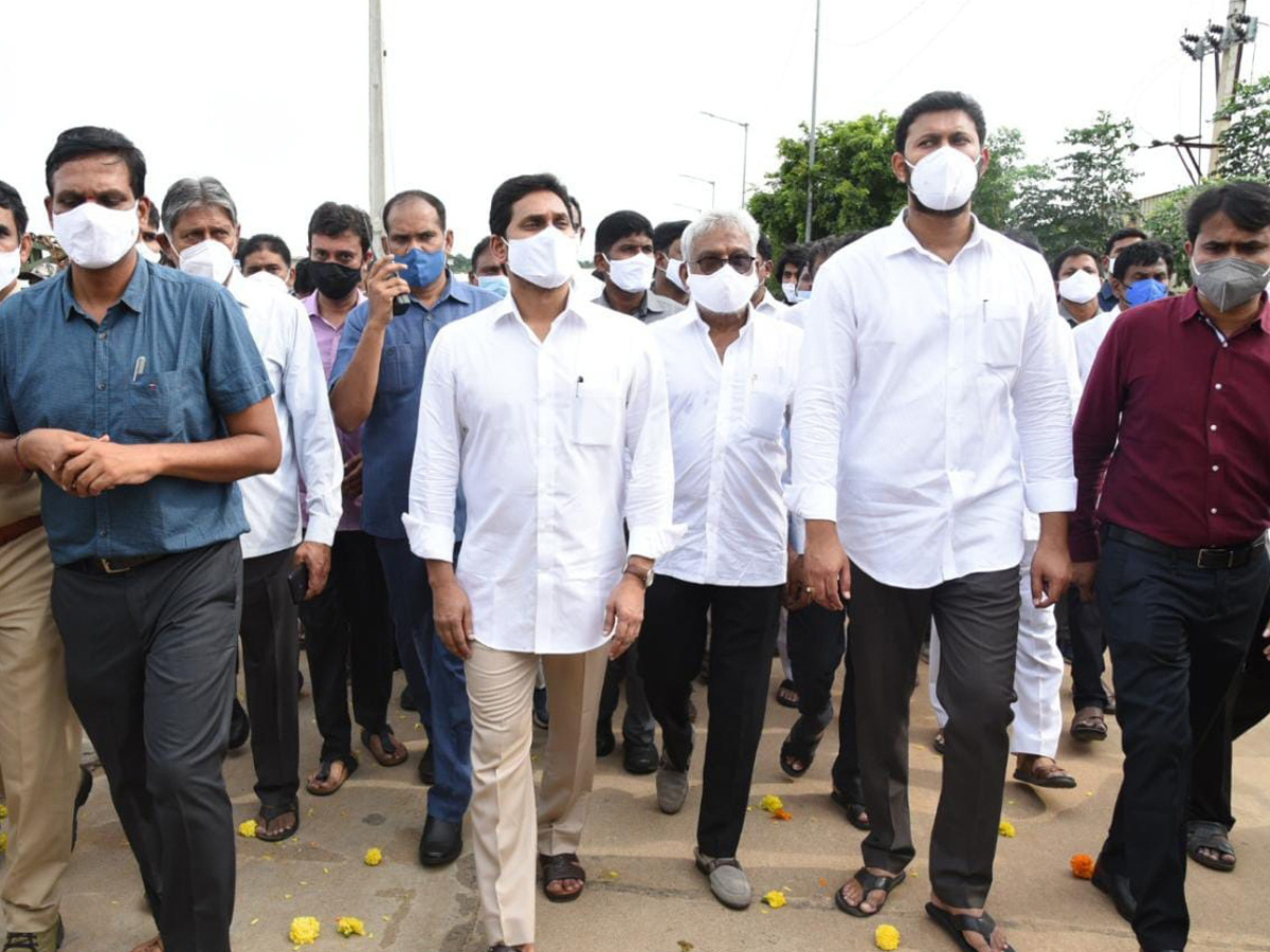 AP CM YS Jagans Father In Law EC Gangi Reddy Funeral Photo Gallery - Sakshi33