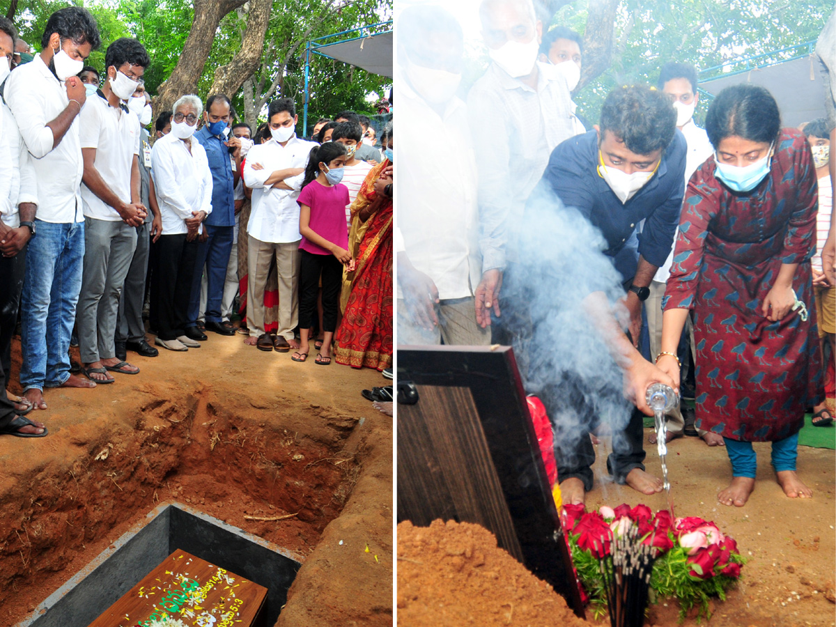 AP CM YS Jagans Father In Law EC Gangi Reddy Funeral Photo Gallery - Sakshi34