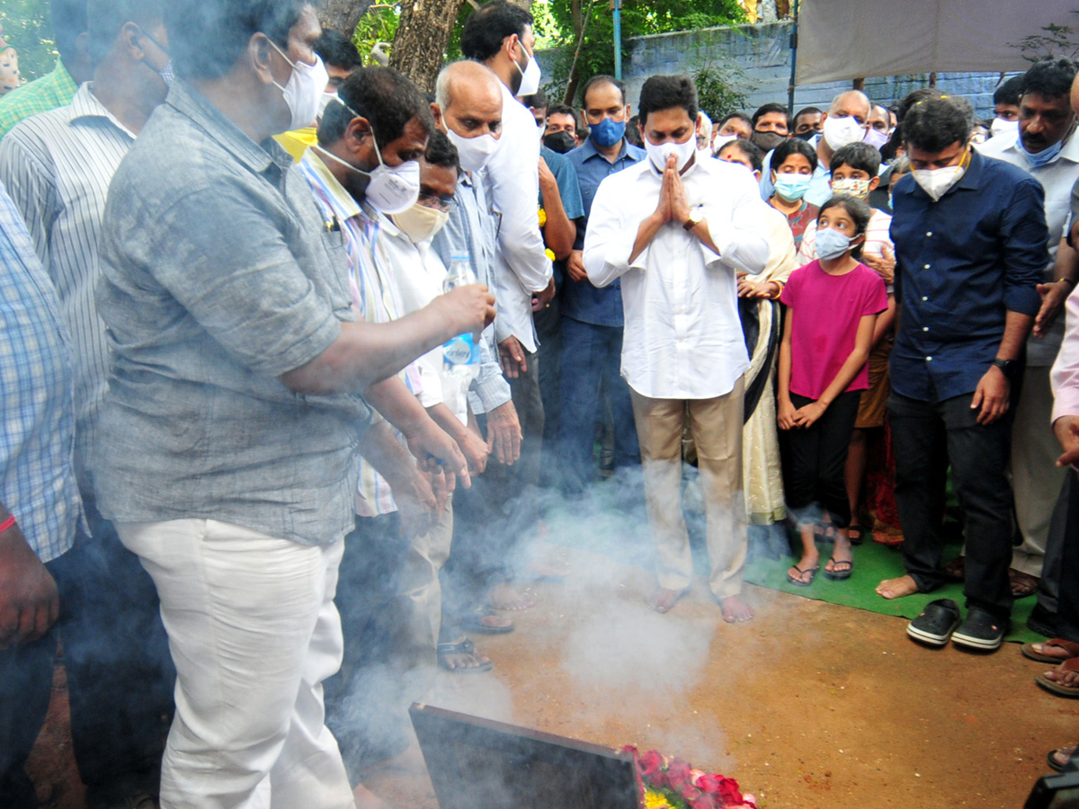 AP CM YS Jagans Father In Law EC Gangi Reddy Funeral Photo Gallery - Sakshi35