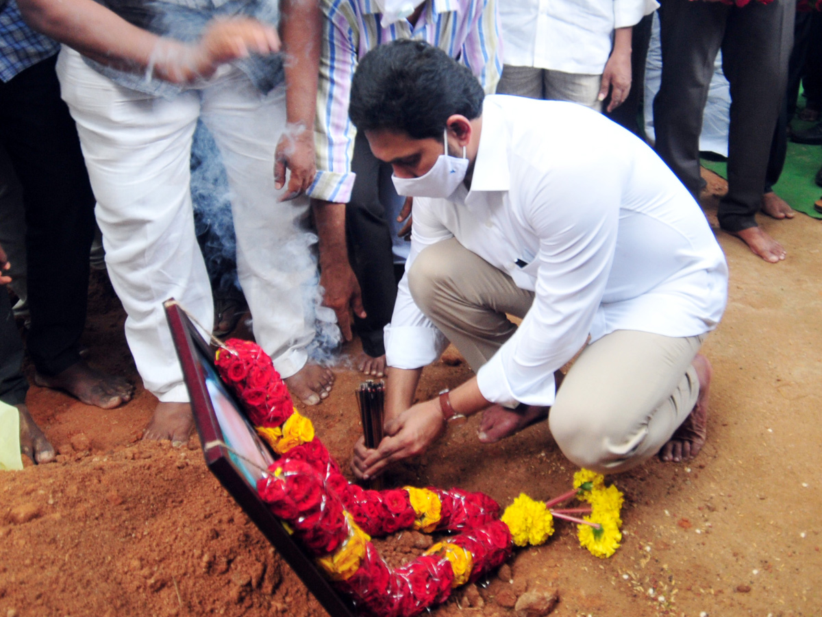 AP CM YS Jagans Father In Law EC Gangi Reddy Funeral Photo Gallery - Sakshi36