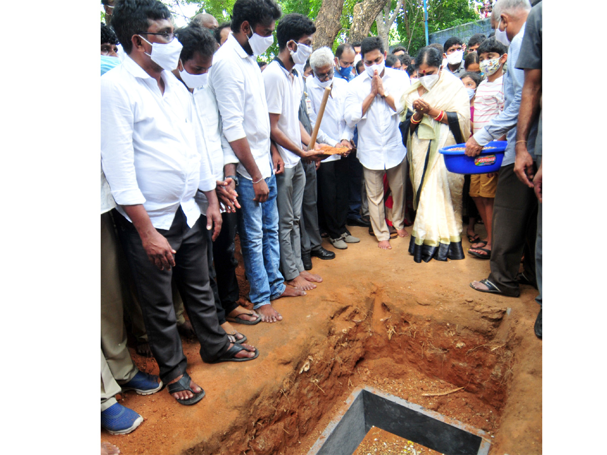 AP CM YS Jagans Father In Law EC Gangi Reddy Funeral Photo Gallery - Sakshi38