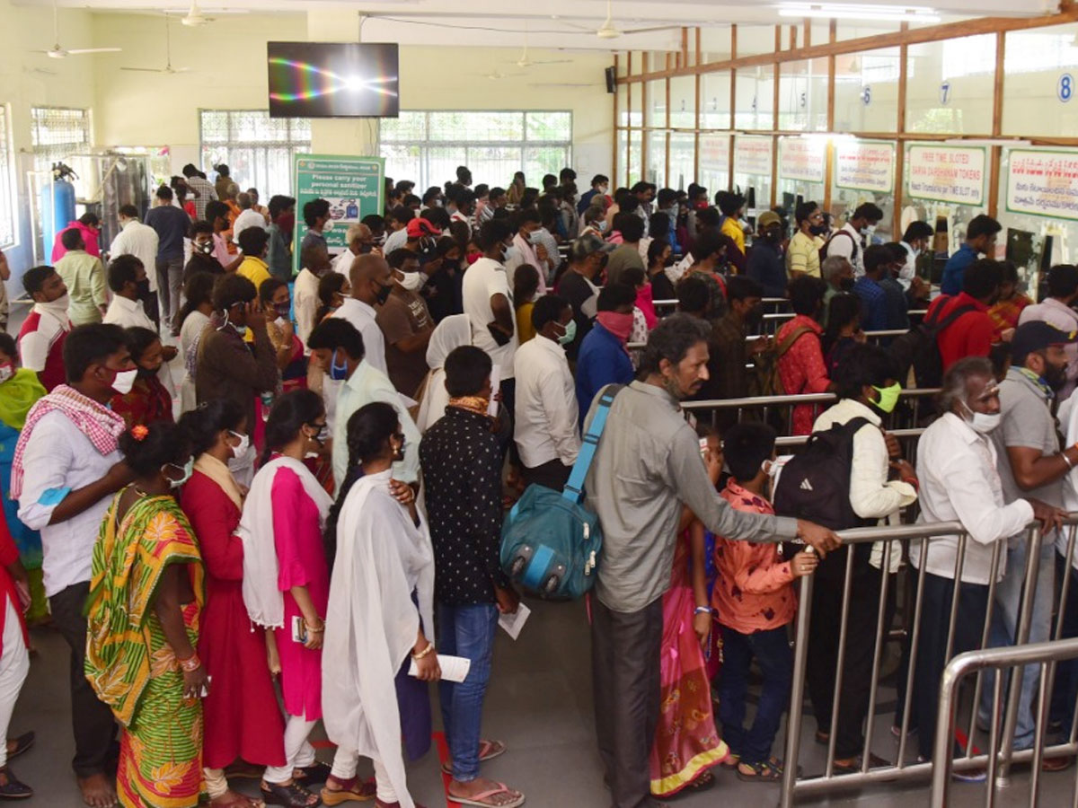 Heavy Devotees Crowd In Tirumala Temple Photo Gallery - Sakshi2